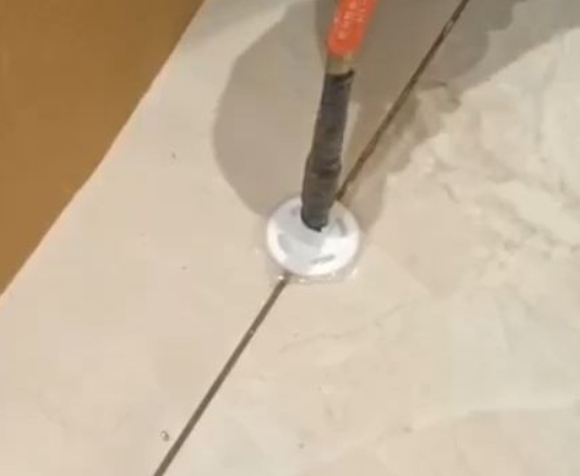 衡南瓷砖空鼓维修公司专业解答瓷砖在铺贴过程中，如果没有涂抹均匀到位的粘结材料（如水泥砂浆或瓷砖胶），可能会导致以下问题