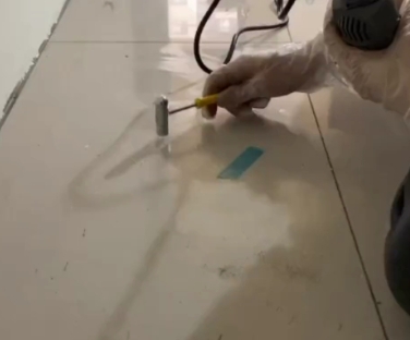 衡南瓷砖开裂维修公司专业分享瓷砖在铺贴前如果没有沥干水分，将会导致以下问题