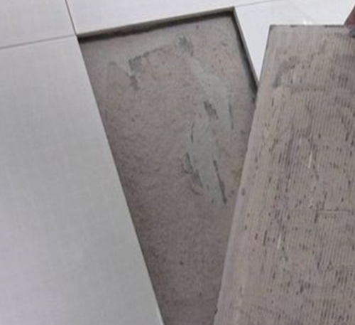 衡南瓷砖空鼓维修公司分享瓷砖铺贴时如果打浆（即涂抹在瓷砖背面和基层上的砂浆或瓷砖胶）过少，会带来以下问题